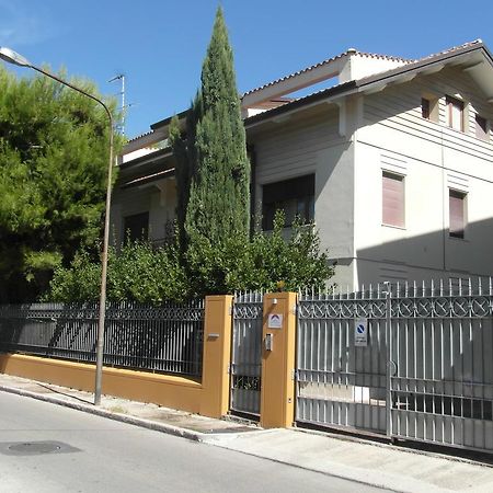 B&B In Villa Чивитанова-Марке Экстерьер фото